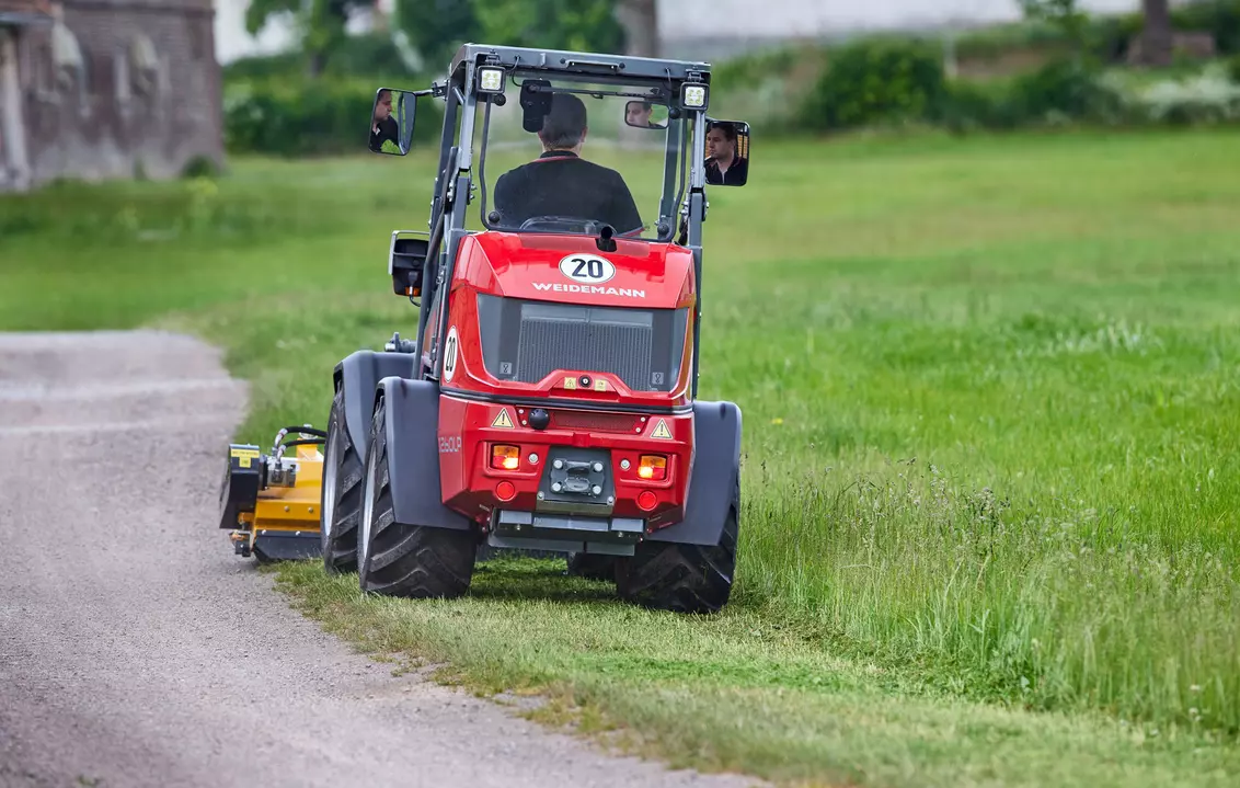 Weidemann attachment Flail mower, in action municipality, Hoftrac 1190e