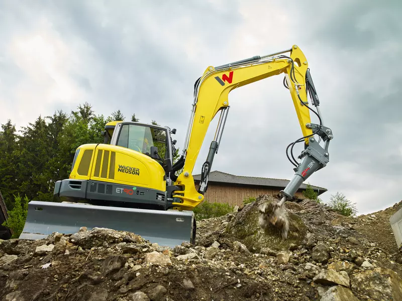 ET90 when working with the hydraulic hammer in the field
