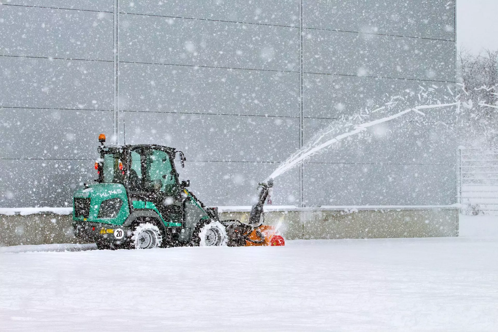 The Kramer wheel loader KL14.5 in winter action. 
