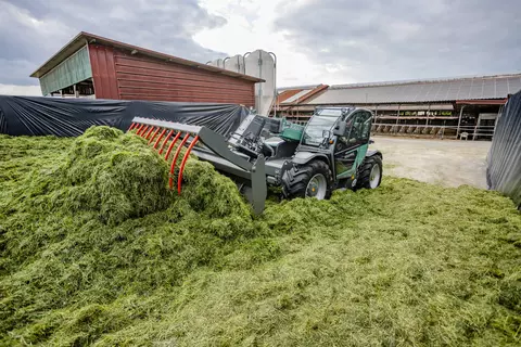 Der Kramer Teleskoplader KT316 beim Beladen von Materialien.