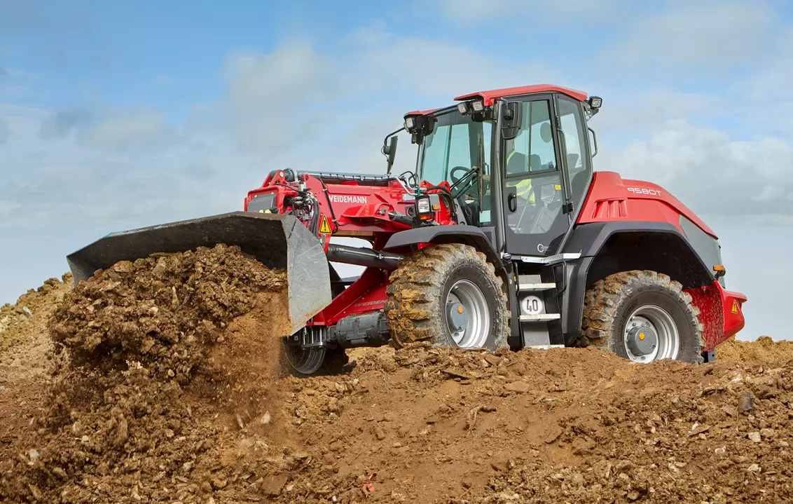 Weidemann attachment earth bucket with interchangeable cutting edge, in action recycling, Telescopic wheel loader 9580T