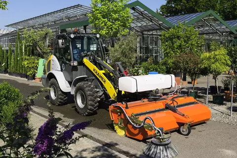 Der Kramer Radlader 5085 beim Reinigen einer Straße. 