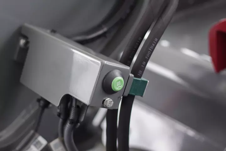 Convenient pressure relief due to optimally placed button on the loading unit