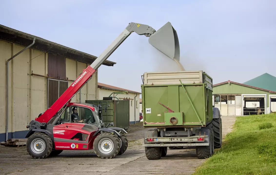 Weidemann telehandler T7035 with cargo bucket, application
