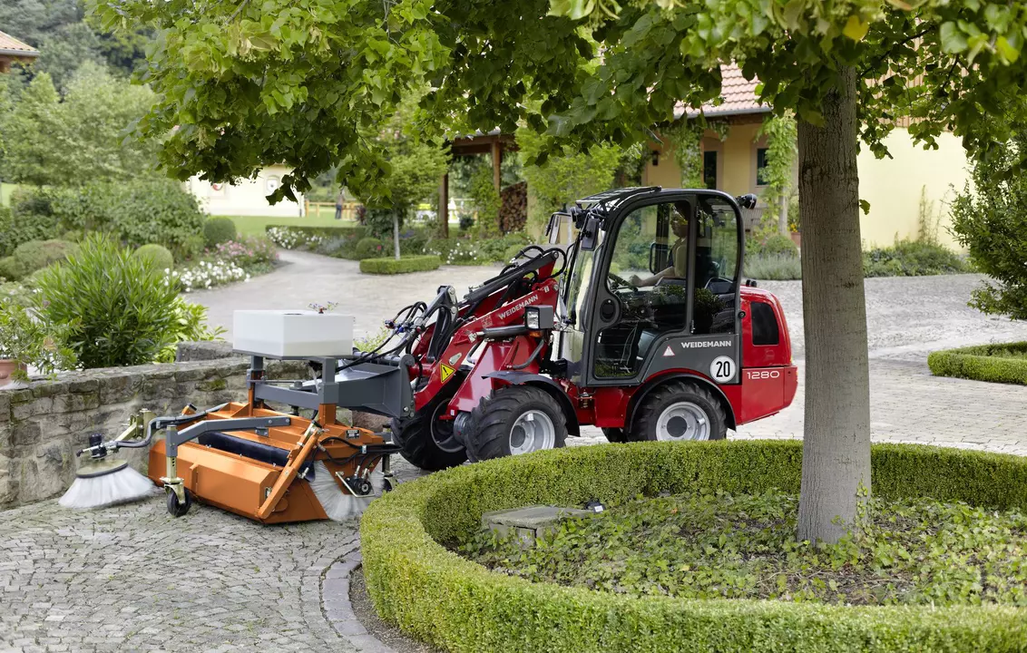 Weidemann Hoftrac 1280 Kabine mit Kehrmaschine, Einsatz