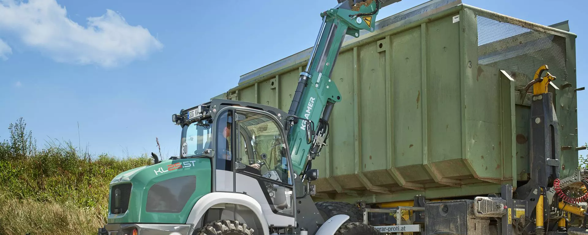 The Kramer telescopic wheel loader KL25.5T while loading a container. 