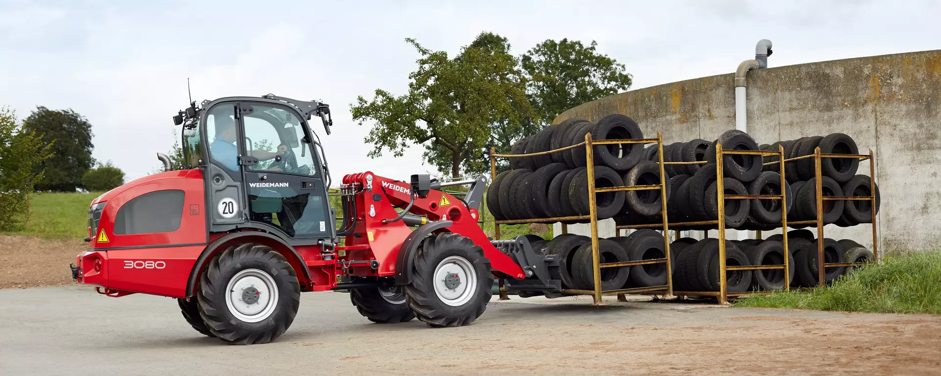 Weidemann wheel loader 3080 cabin with pallet fork in action