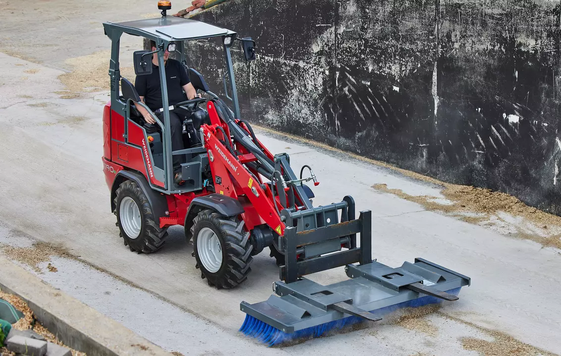 Weidemann attachment Sweeper, in action agriculture, Hoftrac 1190e