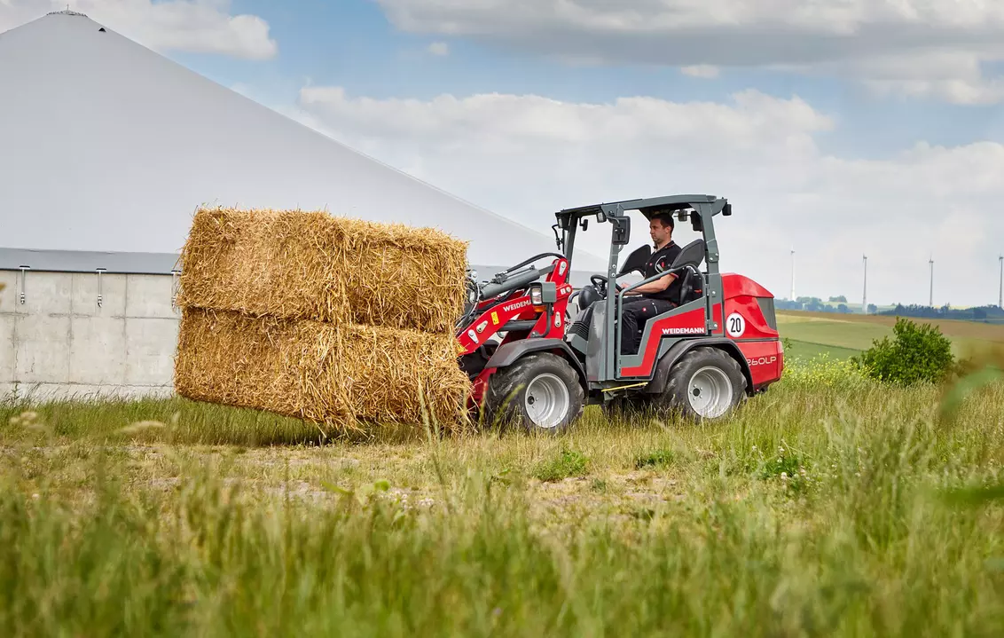 Weidemann attachment Bale spear, in action agriculture, Hoftrac 1260LP
