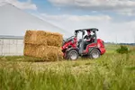 Weidemann attachment Bale spear, in action agriculture, Hoftrac 1260LP