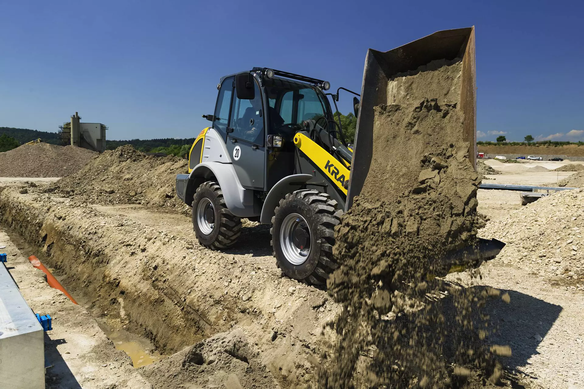 Der Kramer Radlader 5085 beim Arbeiten mit Erde.
