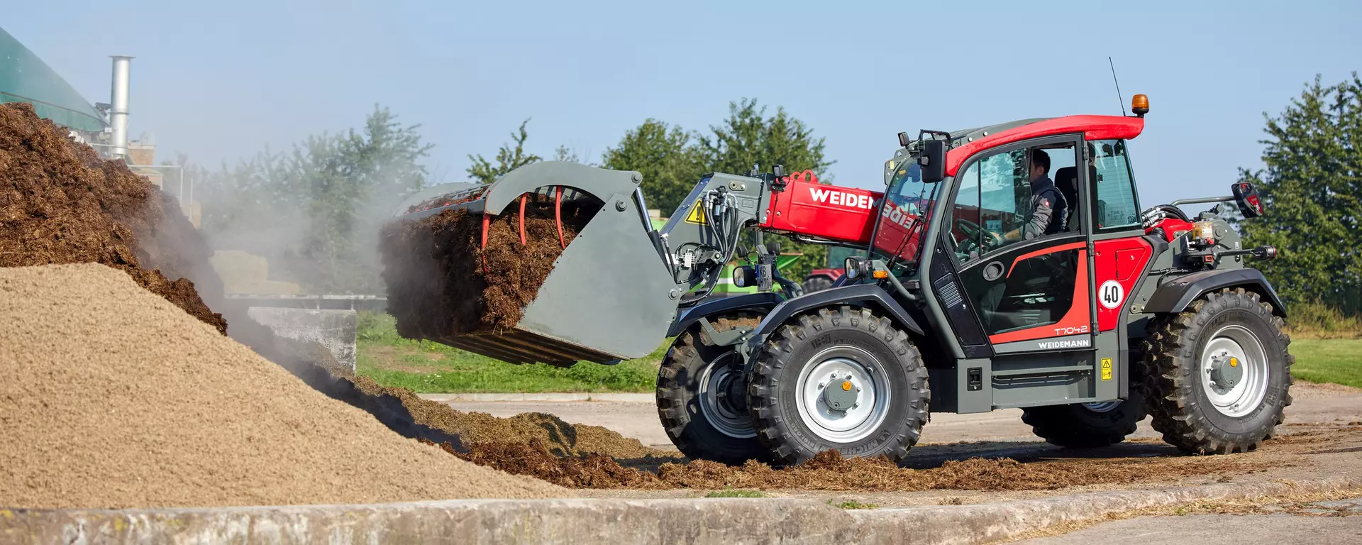 Weidemann Teleskoplader T7042 Kabine mit Greifschaufel im Einsatz