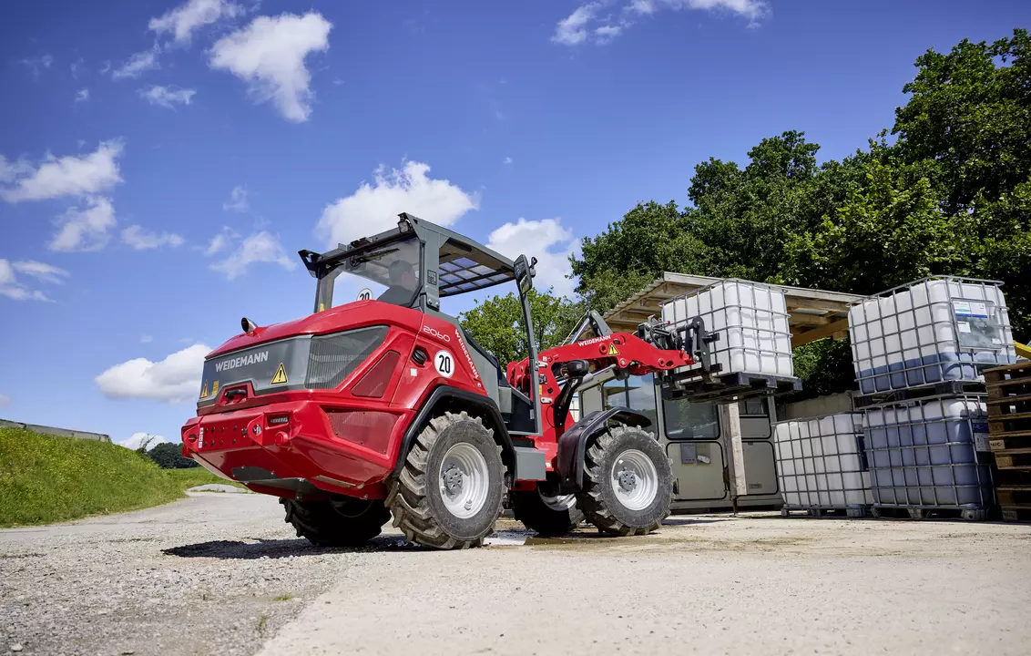 Weidemann wheel loader 2060 Overhead guard with palletfork, application