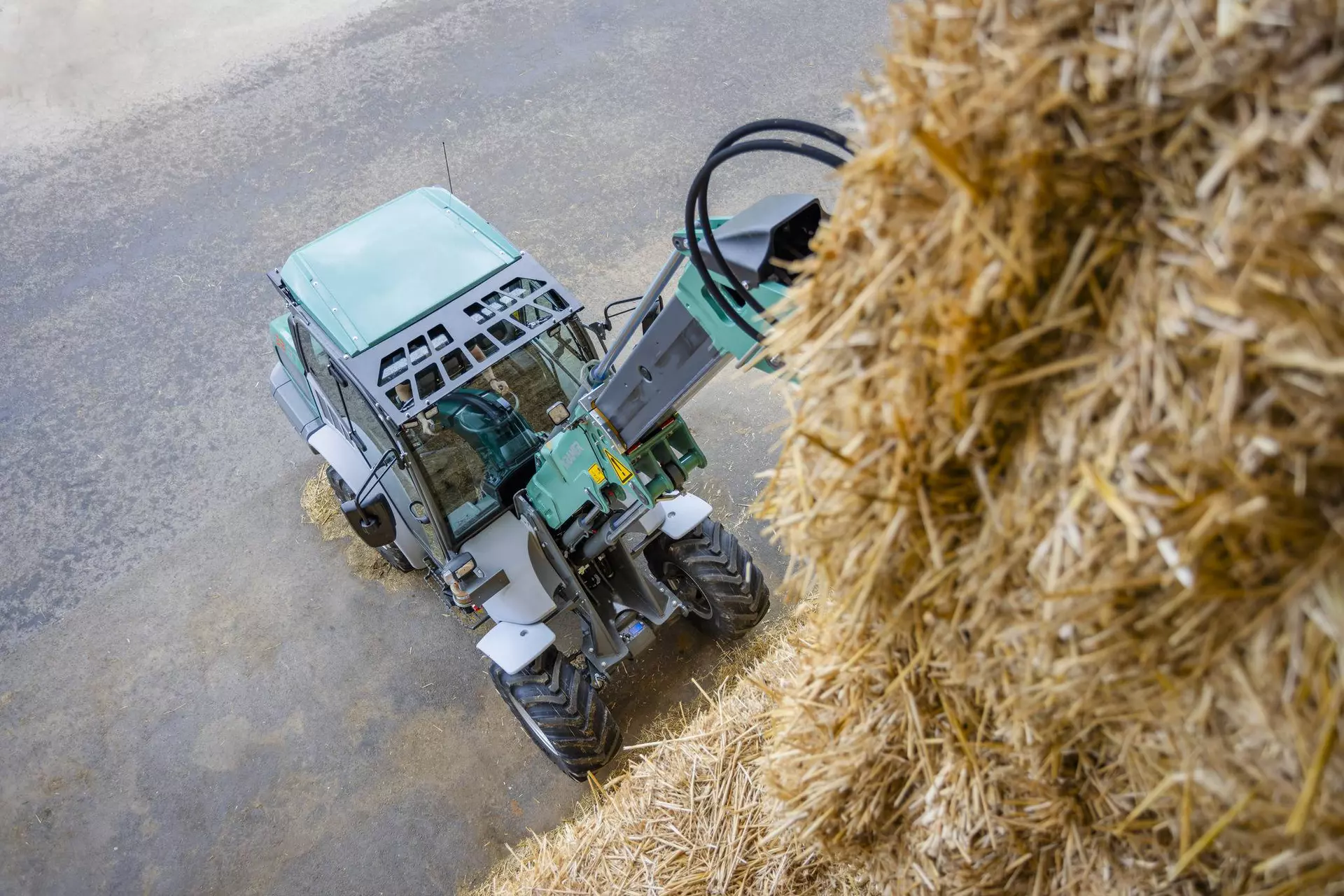 The Kramer telescopic wheel loader KL33.8T while stacking straw.