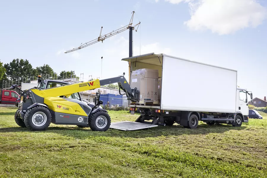 Wacker Neuson Teleskoplader TH625 im Einsatz mit Palettengabel