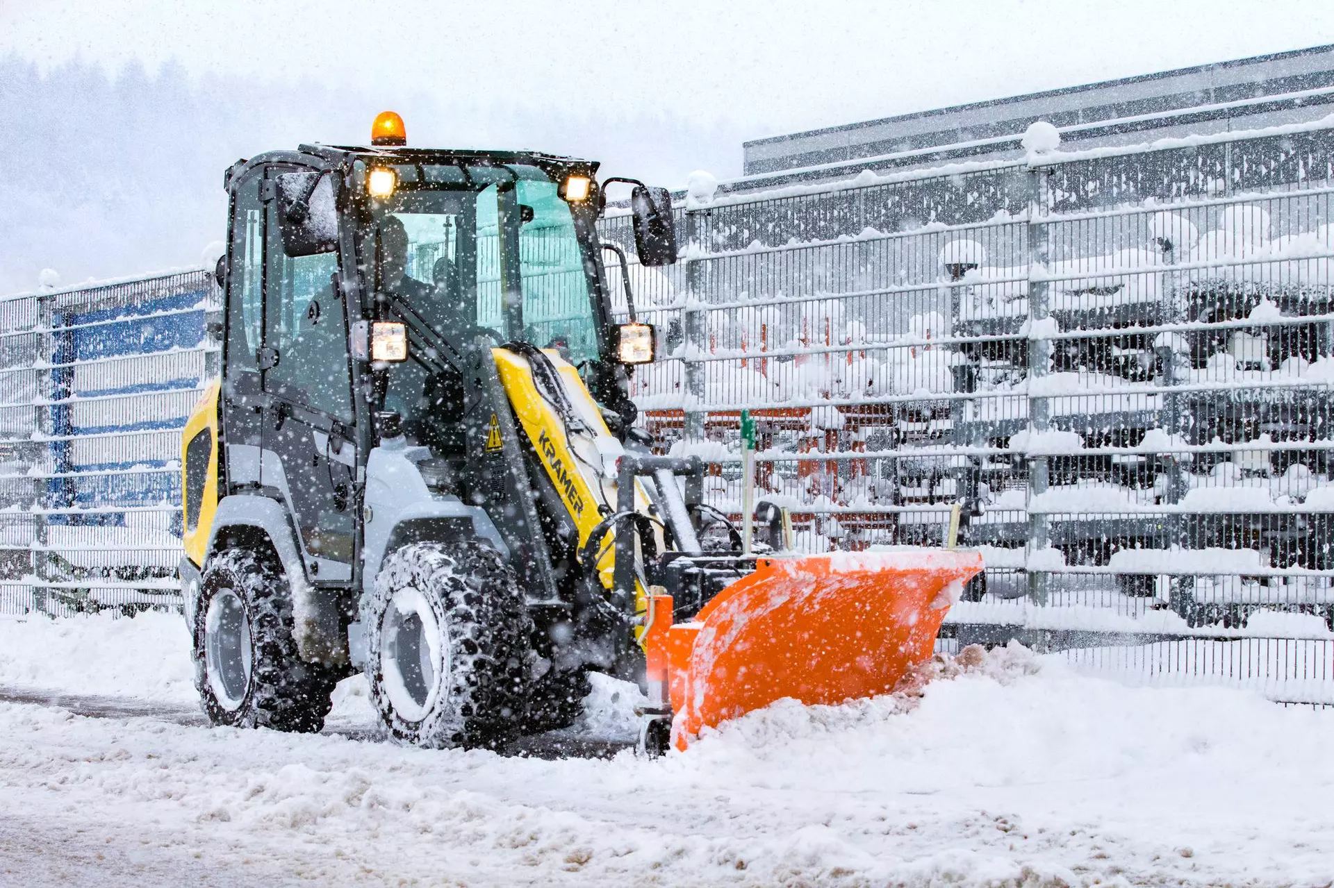 Der Kramer Radlader 5040 beim Schneeschieben.
