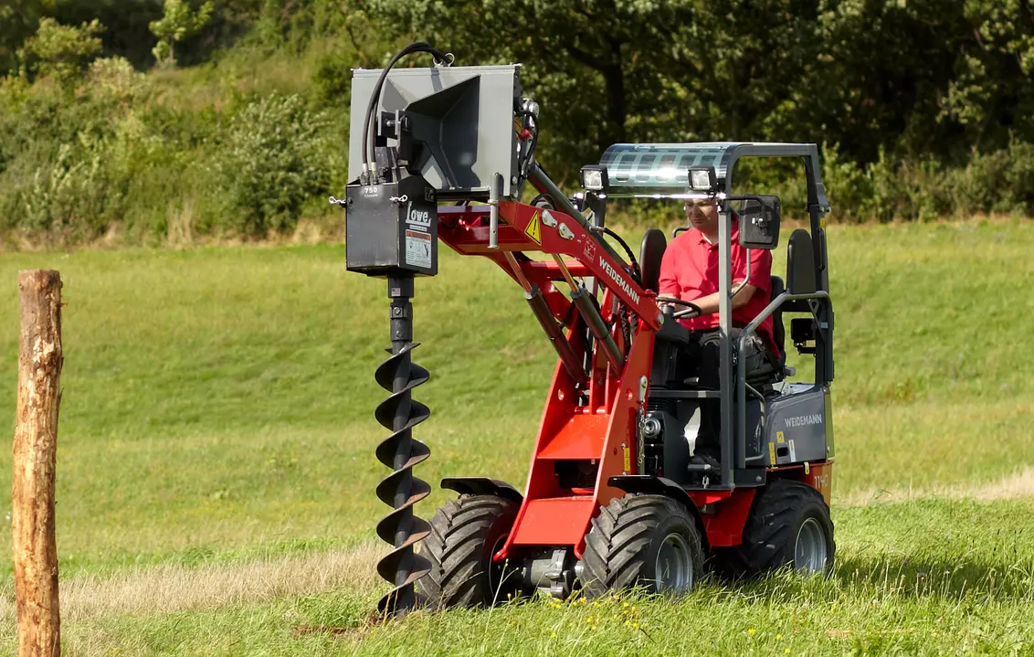Weidemann attachment Earth auger, in action agriculture, Hoftrac 