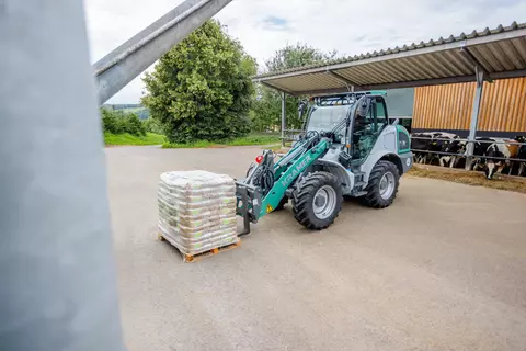 Der Kramer Radlader KL43.8 mit einer Palette.