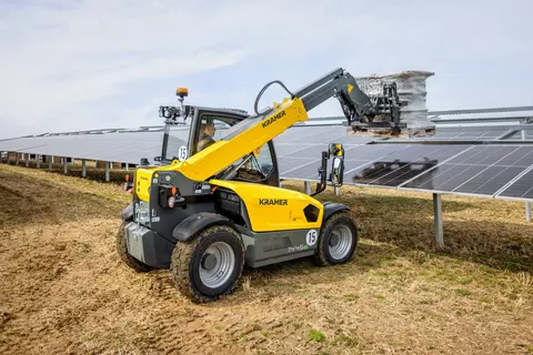 The fully electric Kramer telehandler 1445e while transporting a pallet.