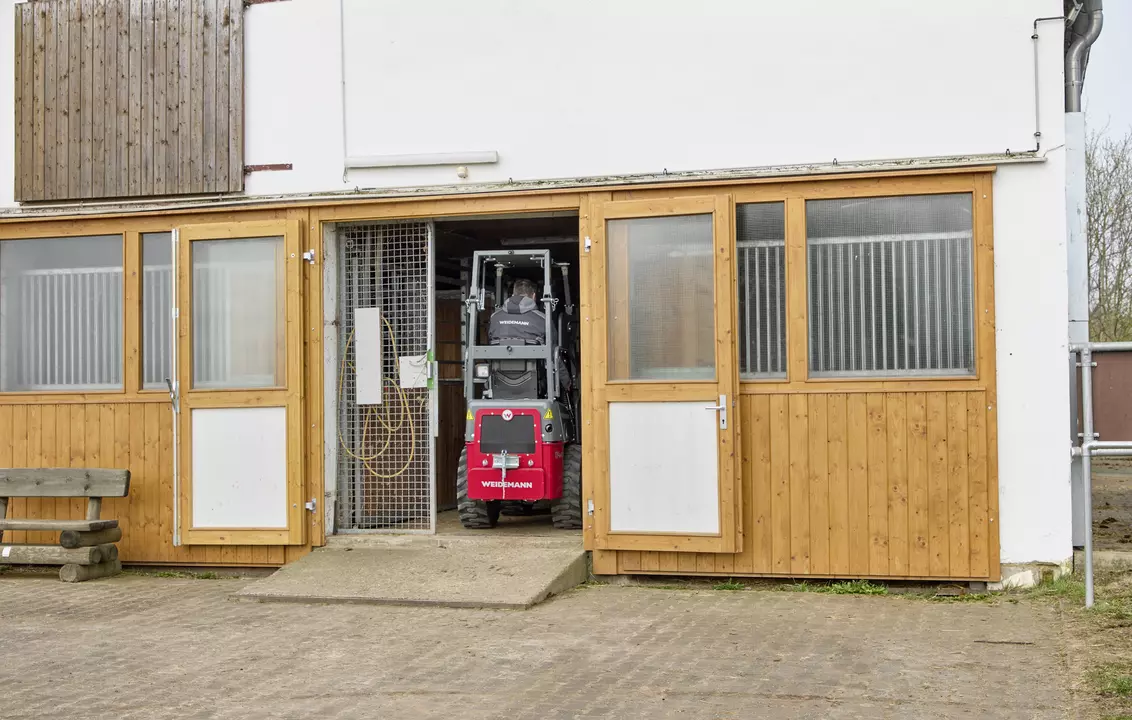 Weidemann Hoftrac 1140 mit eps (Easy Protection System) und Palettengabel auf einem Pferdehof