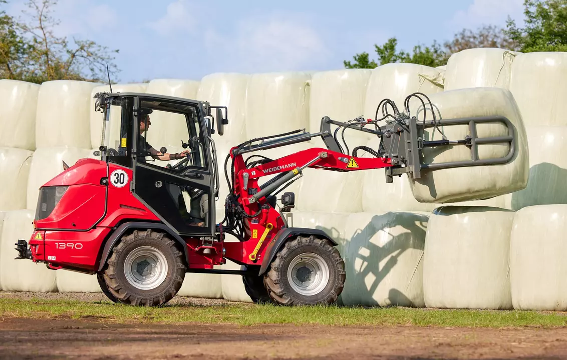 Weidemann attachment Round bale fork for wrapped bales, in action agriculture, Hoftrac 1390