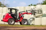 Weidemann attachment Round bale fork for wrapped bales, in action agriculture, Hoftrac 1390