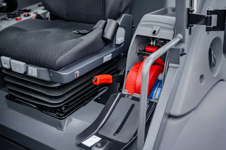 Die Kramer Radlader verfügen über einen ergonomischen Kabinendesign inklusive Werkzeugbox.