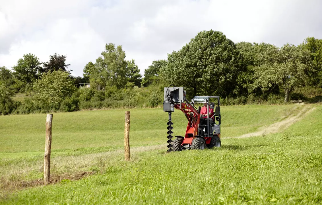 Weidemann Hoftrac 1140BL mit Erdbohrer, Einsatz