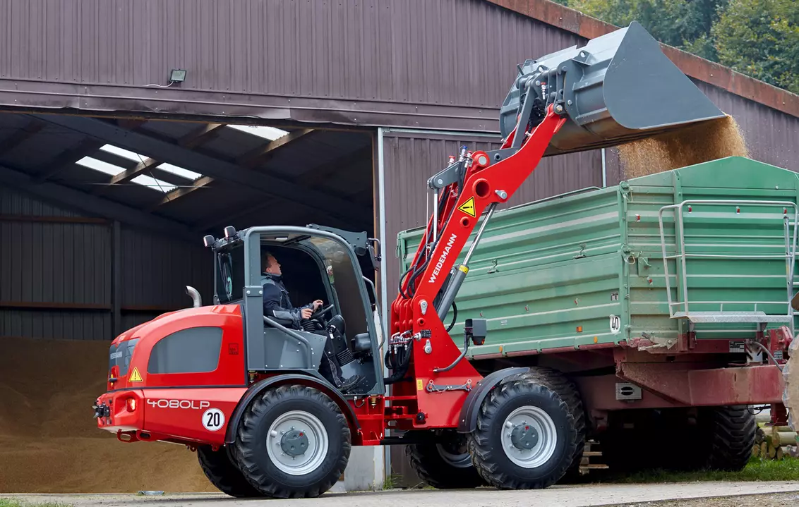 Weidemann attachment Light material bucket round, in action agriculture, Wheel loader 4080LP