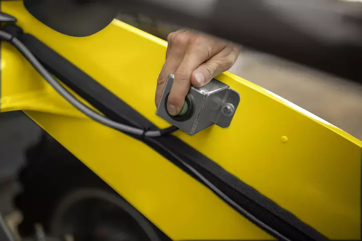 Easy and quick coupling and uncoupling of attachments