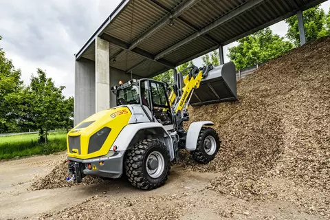 Der Kramer Radlader 8155 beim Verladen von Hackschnitzel.