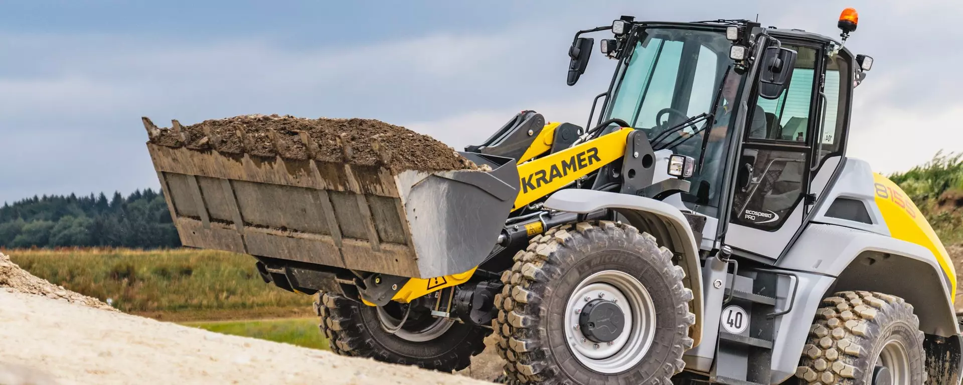 	
Der Kramer Radlader 8155 beim Transportieren von Steinen.