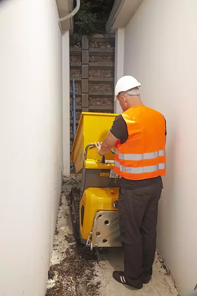 DT05 bei der Arbeit in einem schmalen Gang