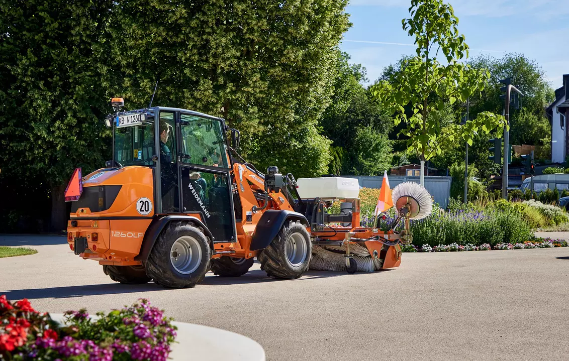 Weidemann attachment Rotary sweeper 25, in action municipality, Hoftrac 1260LP