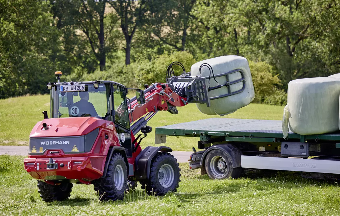 Weidemann telescopic wheel loader 2060T cabin with round bale tongs, application